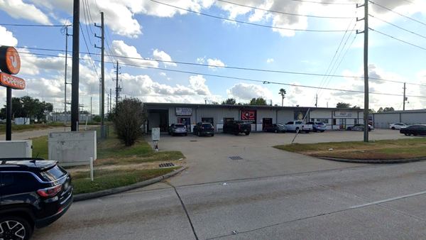 Bays and customer parking along the frontage